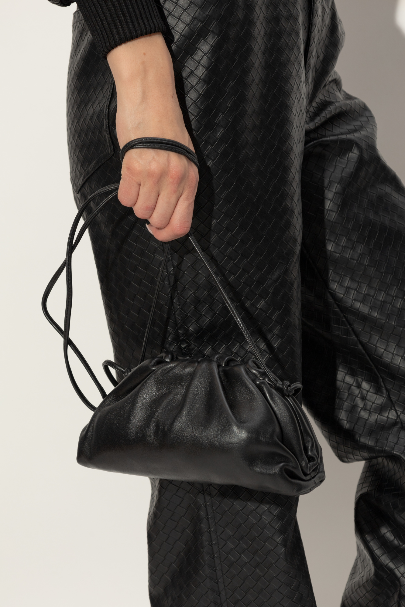 ボッテガヴェネタ黒ショルダーバッグ MINI THE POUCH Black 'The Mini Pouch' shoulder bag Bottega Veneta - Vitkac